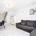 3 50m From The Americas Promenade With Heated Pool 아파트